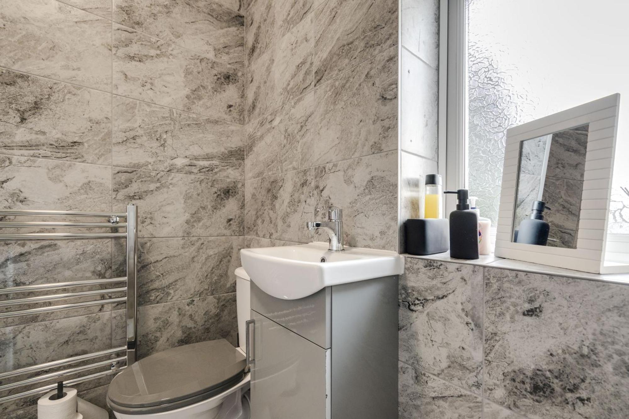Shawe House - 10 Minute Mcr Airport - Free Parking Villa Wythenshawe Rom bilde