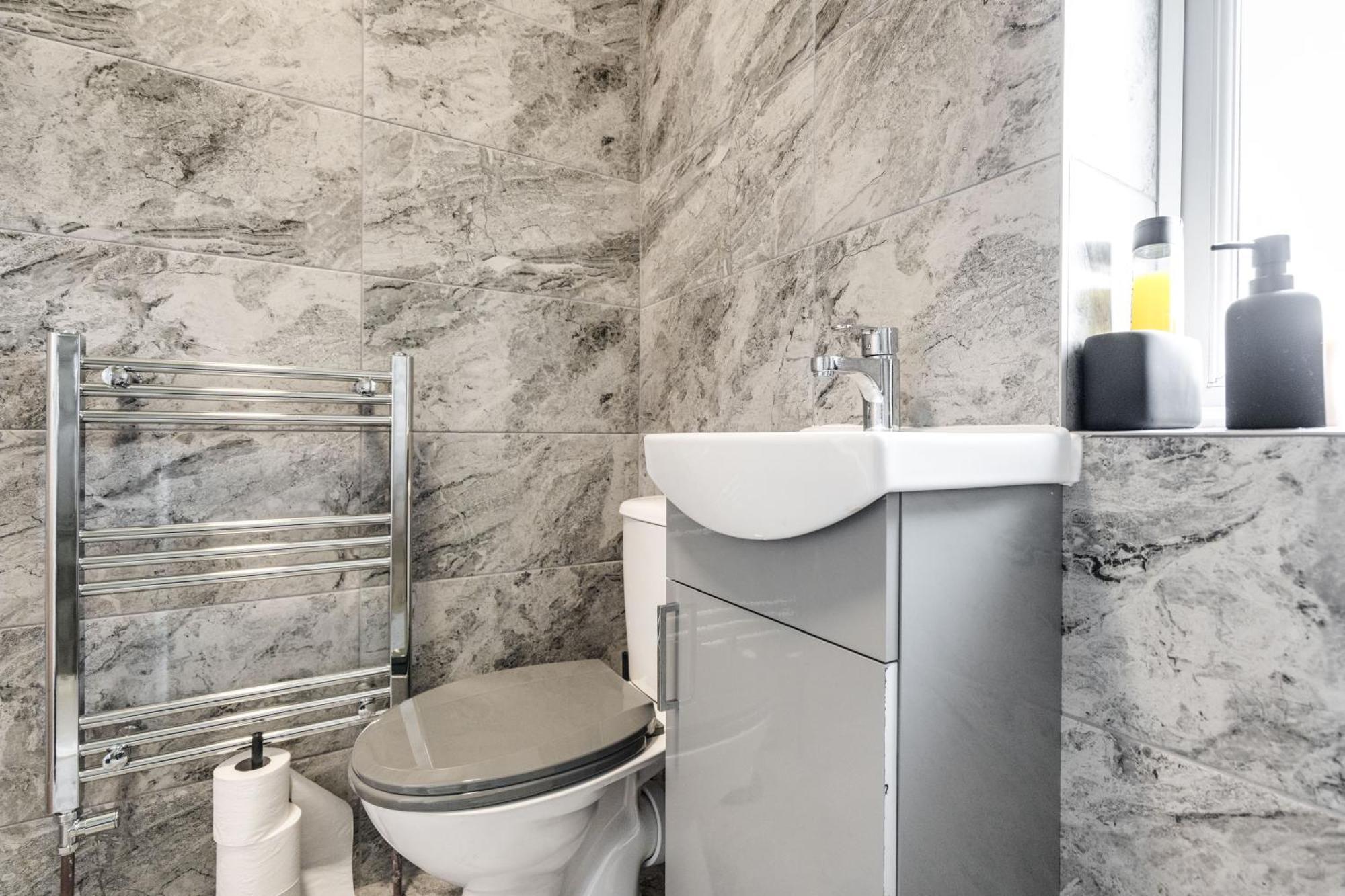Shawe House - 10 Minute Mcr Airport - Free Parking Villa Wythenshawe Rom bilde