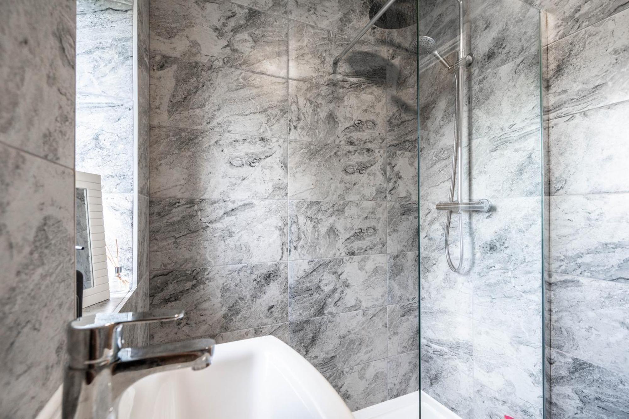 Shawe House - 10 Minute Mcr Airport - Free Parking Villa Wythenshawe Rom bilde