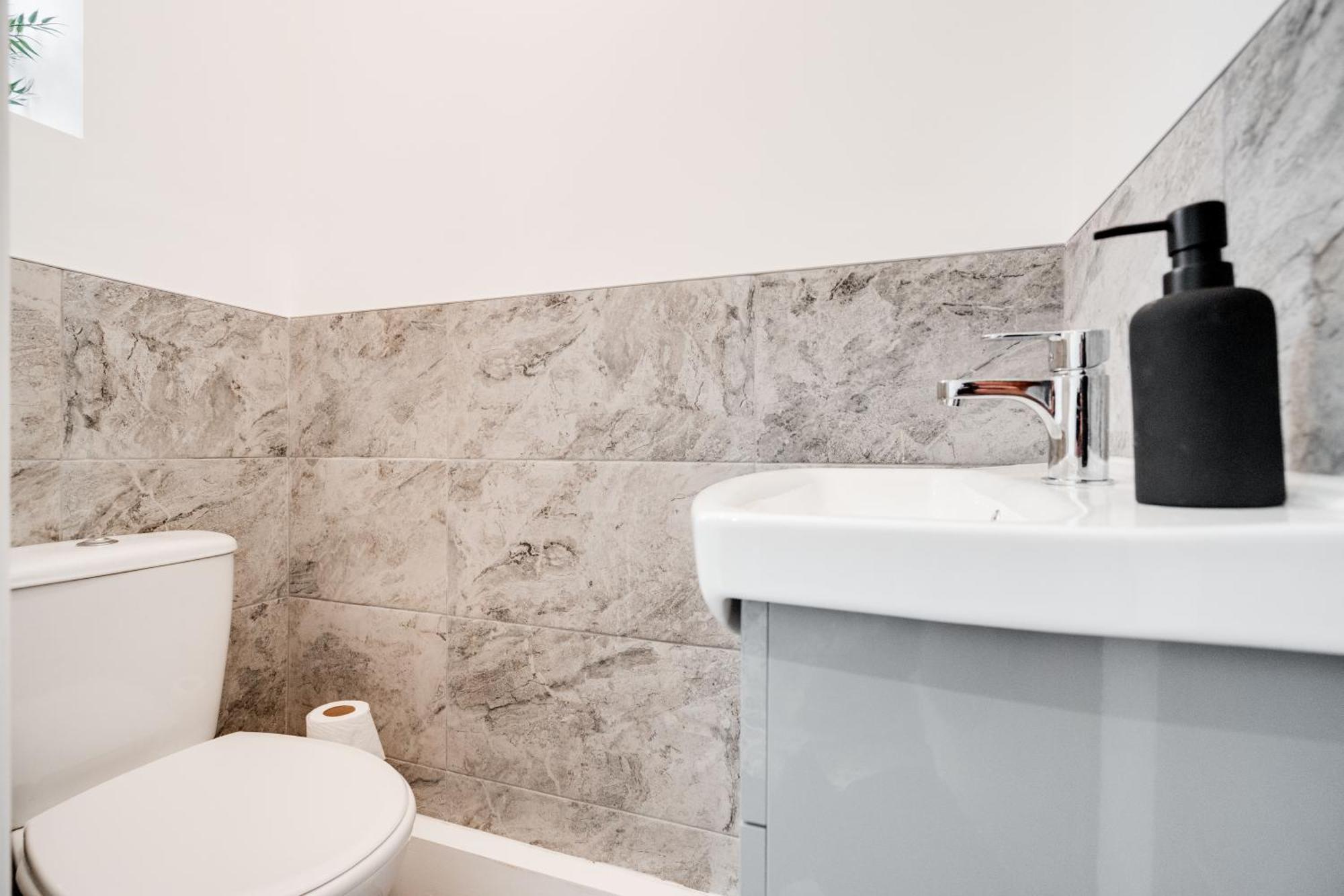 Shawe House - 10 Minute Mcr Airport - Free Parking Villa Wythenshawe Rom bilde
