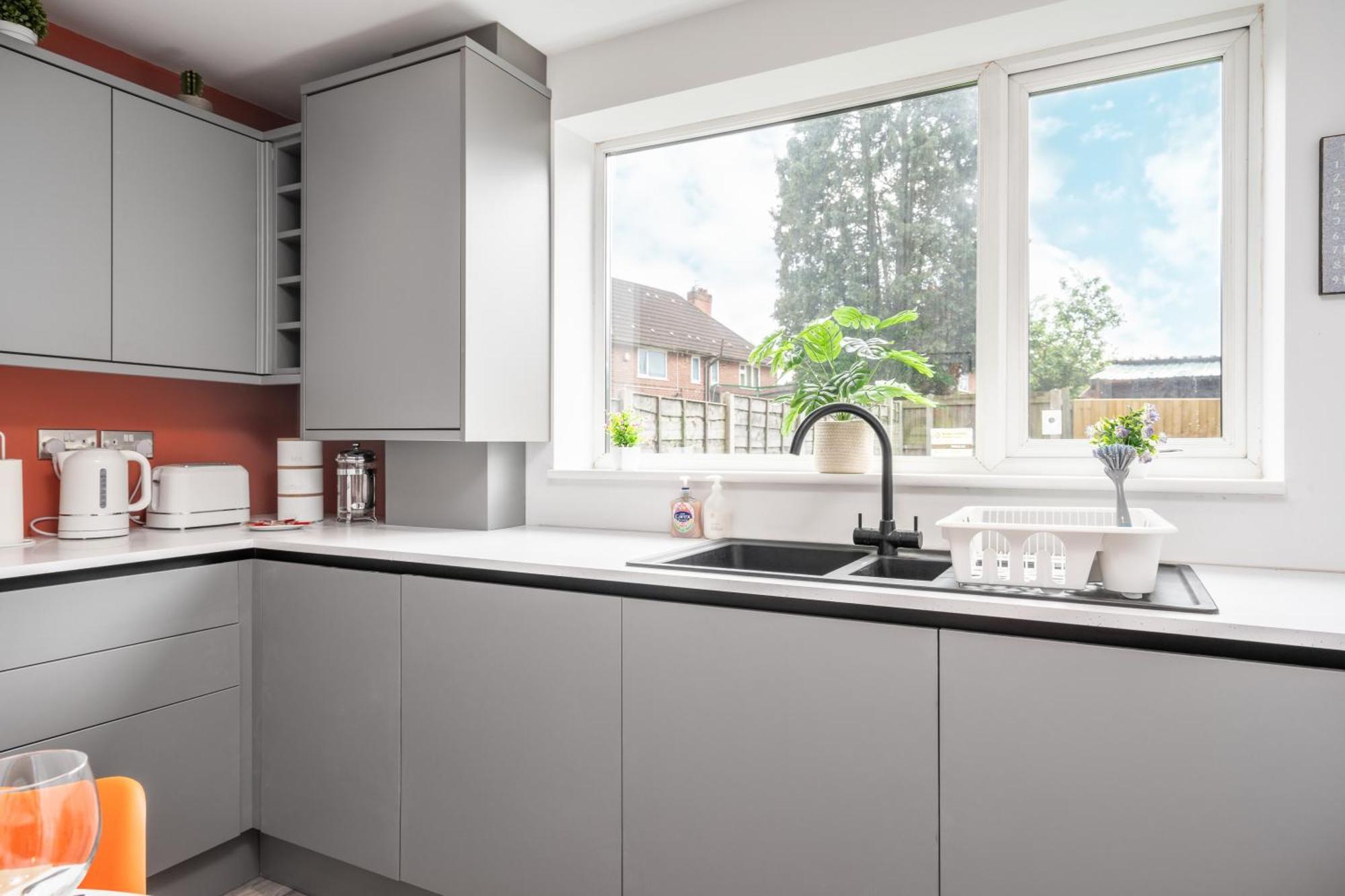 Shawe House - 10 Minute Mcr Airport - Free Parking Villa Wythenshawe Rom bilde